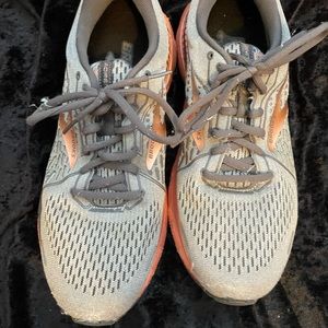 Women’s Size 9.5 Brooks Adrenaline GTS 21